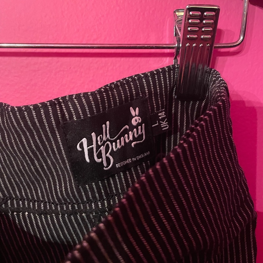 Hell Bunny Jack Pinstripe Black Capris 🖤 - Picture 3 of 5